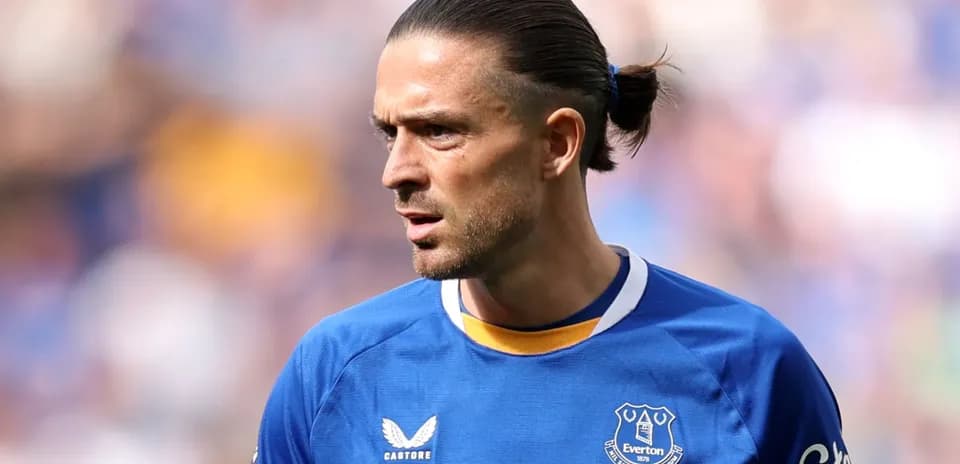 Jugador de Everton en uniforme azul durante partido