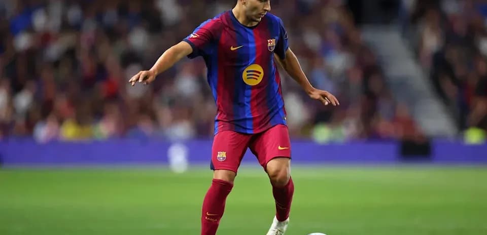 Jugador de Barça controlando el balón en el campo