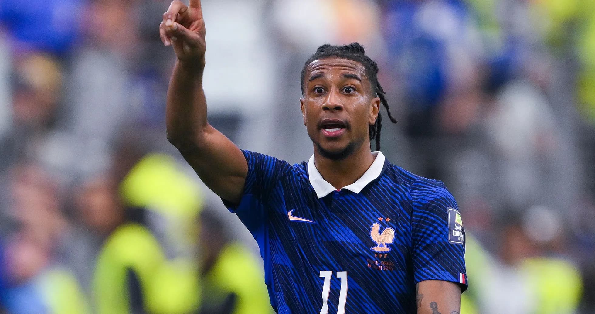 Jugador francés señalando durante el partido