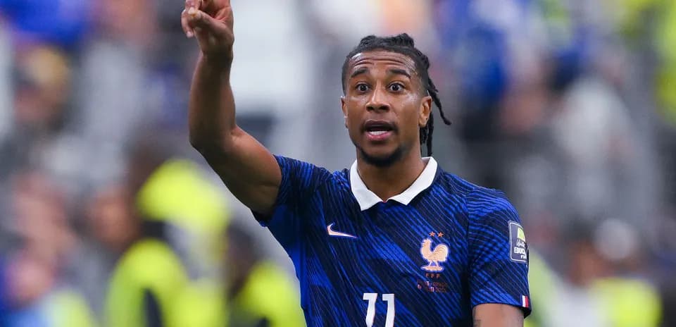 Jugador francés señalando durante el partido