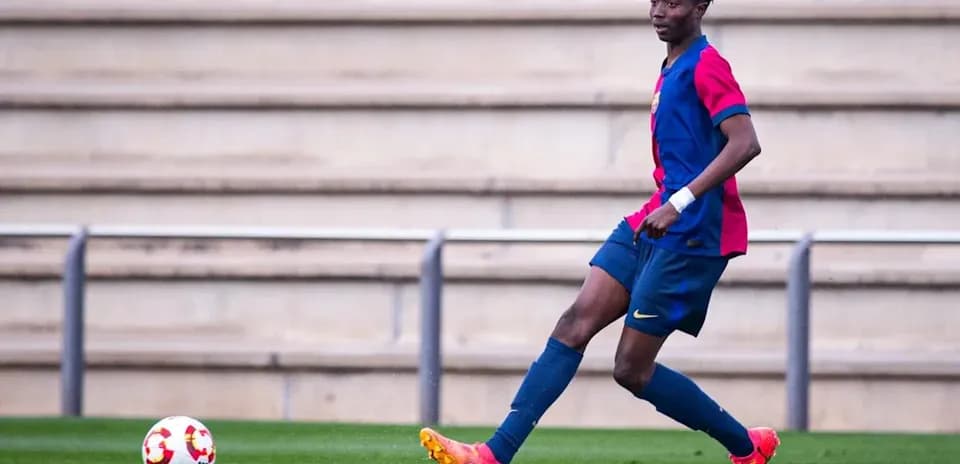 Jugador de fútbol de Barcelona corriendo tras el balón