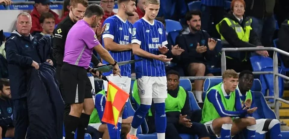 Jugador esperando para entrar como sustituto en el partido