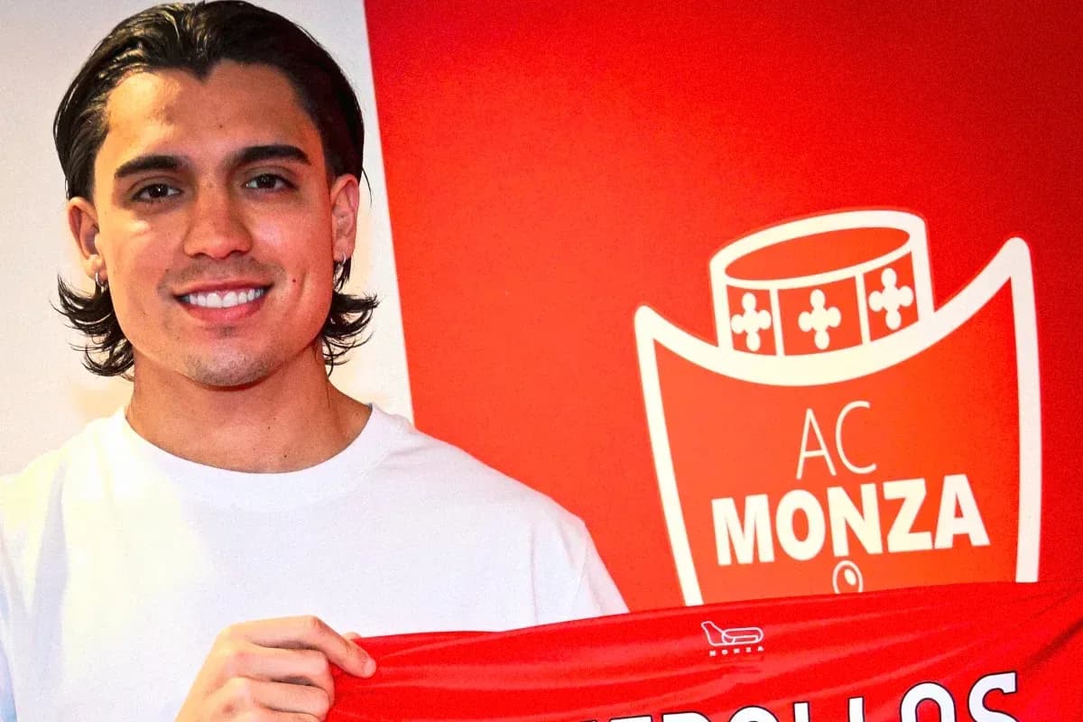 Jugador sosteniendo una camiseta de AC Monza