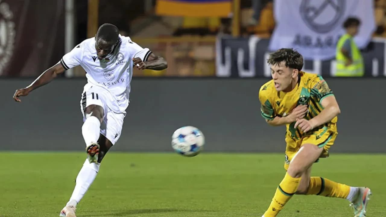 Jugador disparando a puerta durante el partido