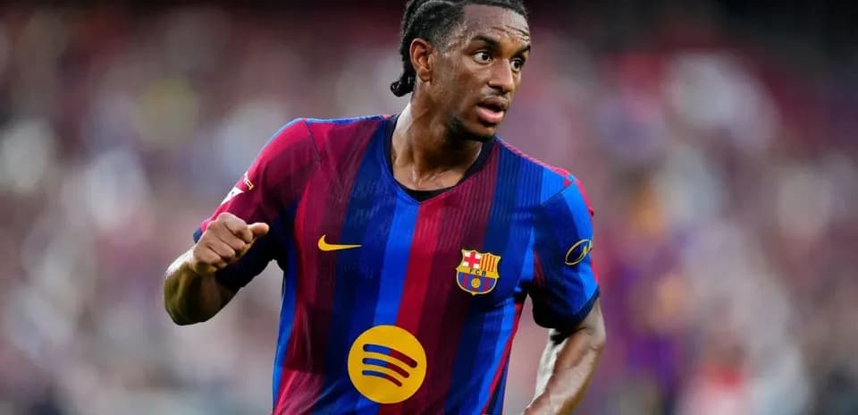 Jugador de Barcelona corriendo en el campo de fútbol