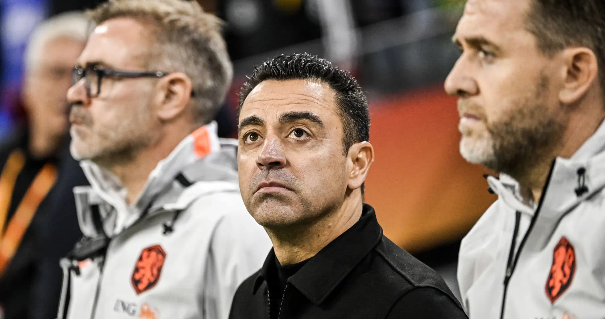 Entrenadores observando el partido desde la línea