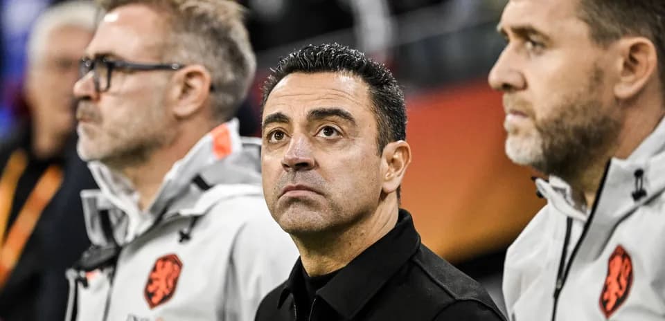 Entrenadores observando el partido desde la línea