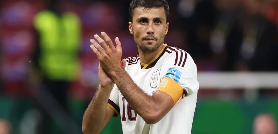 Jugador aplaudiendo tras partido con camiseta de España