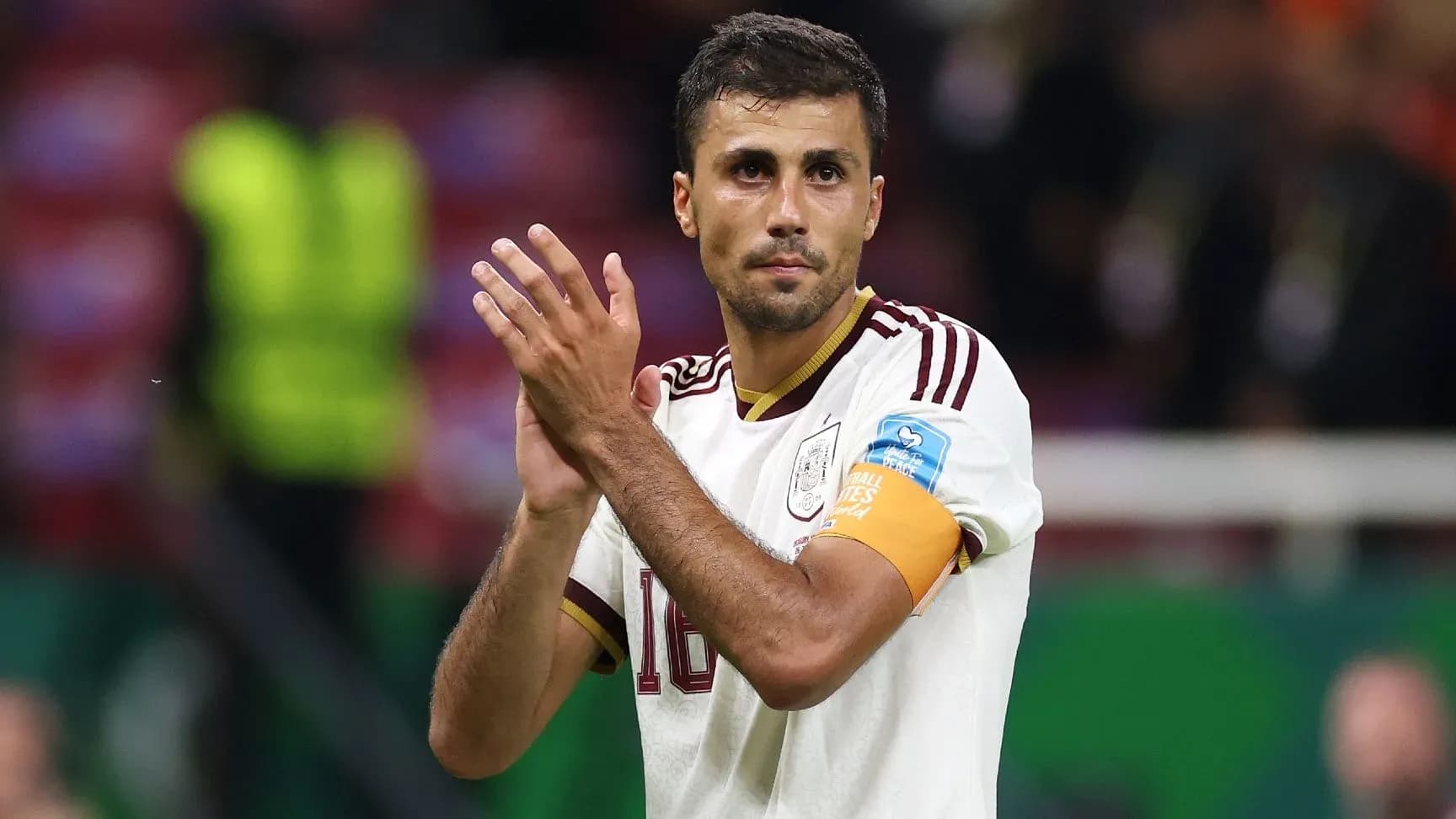 Jugador aplaudiendo tras partido con camiseta de España