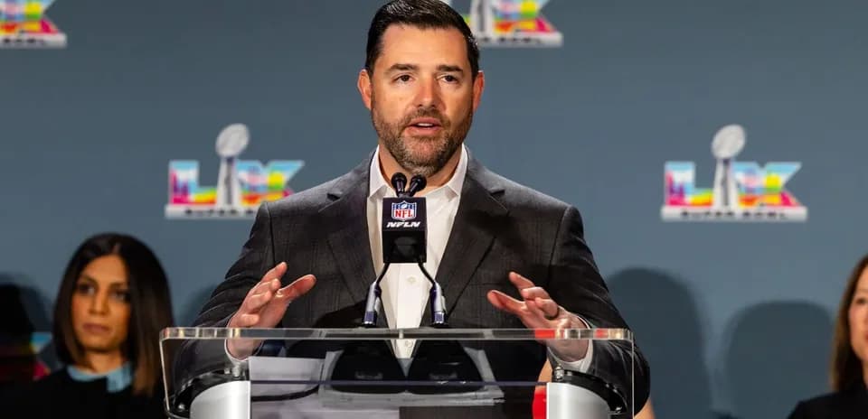 Persona hablando en conferencia de prensa de la NFL