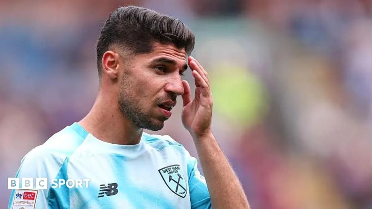 Jugador de West Ham United en uniforme durante partido