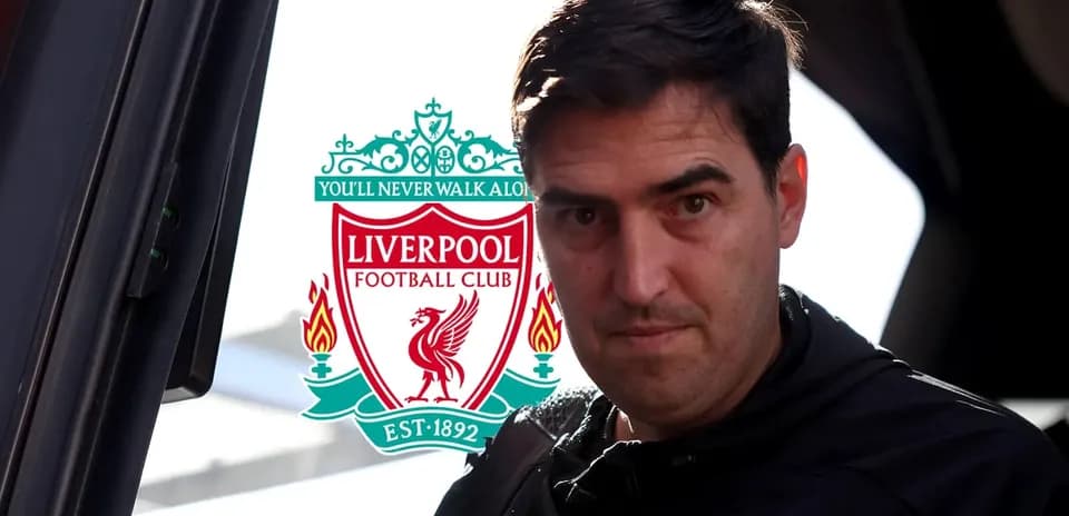 Entrenador de Liverpool con logo del club de fondo