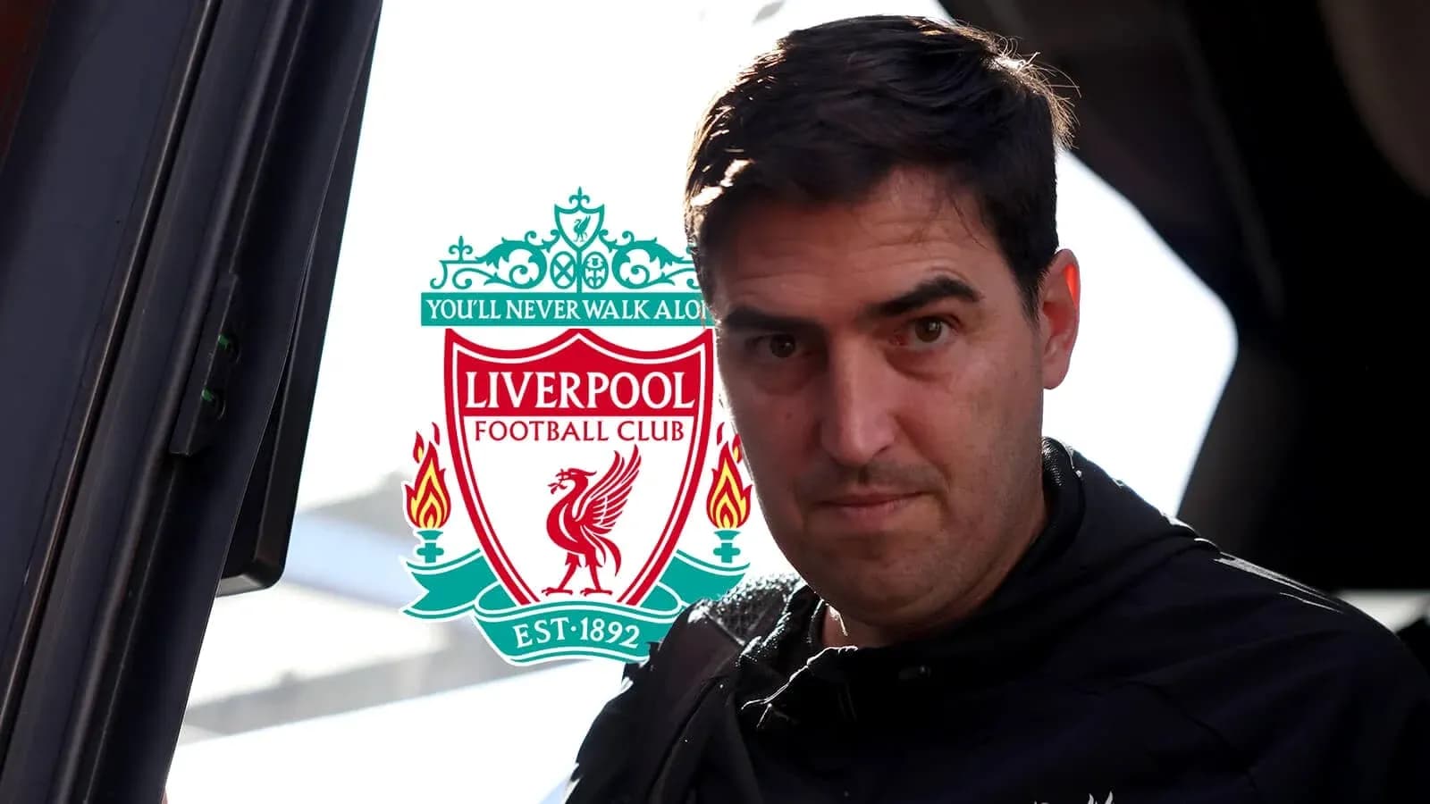 Entrenador de Liverpool con logo del club de fondo