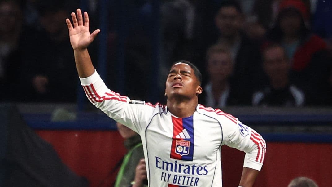 Jugador de Olympique de Lyon celebrando un gol
