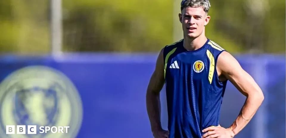Jugador de fútbol en entrenamiento con camiseta de Escocia