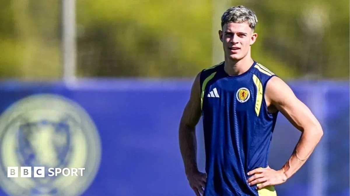 Jugador de fútbol en entrenamiento con camiseta de Escocia