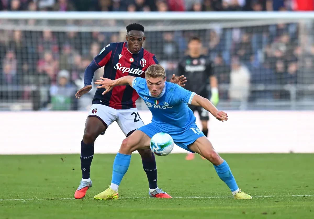 Jugador de Napoli luchando por el balón contra Bologna