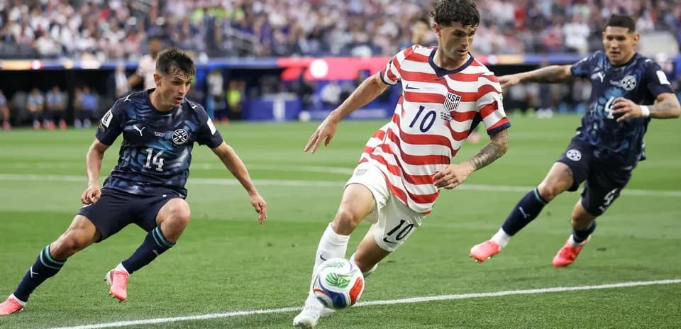 Jugador de Estados Unidos driblando ante oponentes