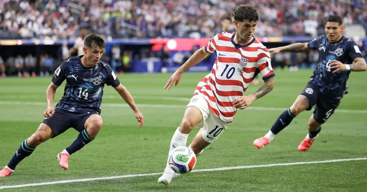 Jugador de Estados Unidos driblando ante oponentes