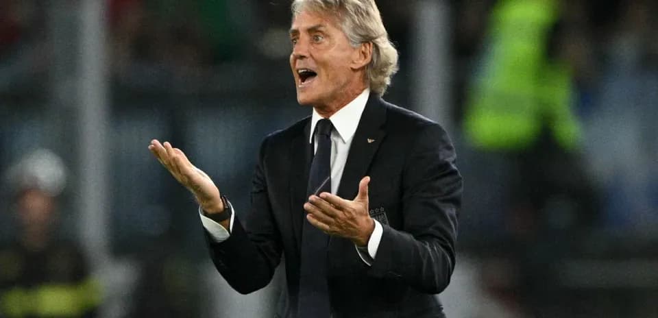 Entrenador gesticulando durante un partido