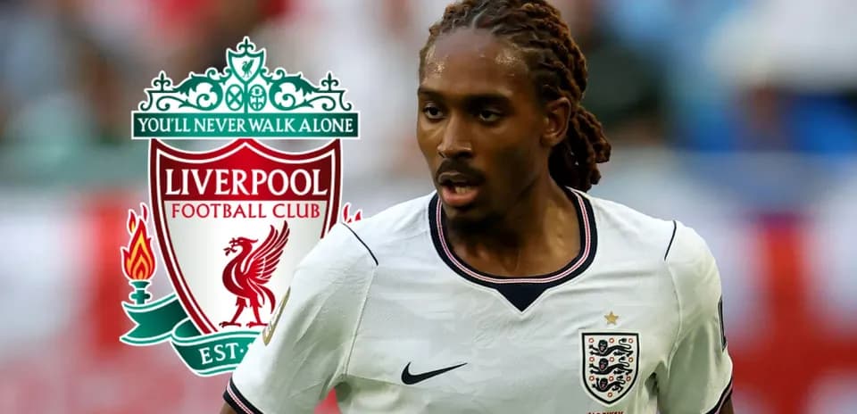 Jugador de Inglaterra corriendo con escudo de Liverpool