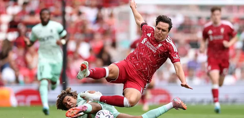 Jugador de Liverpool cae sobre oponente en el campo