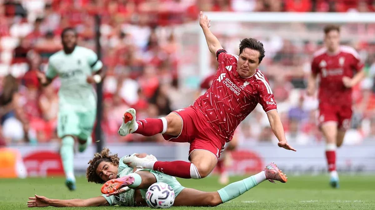 Jugador de Liverpool cae sobre oponente en el campo