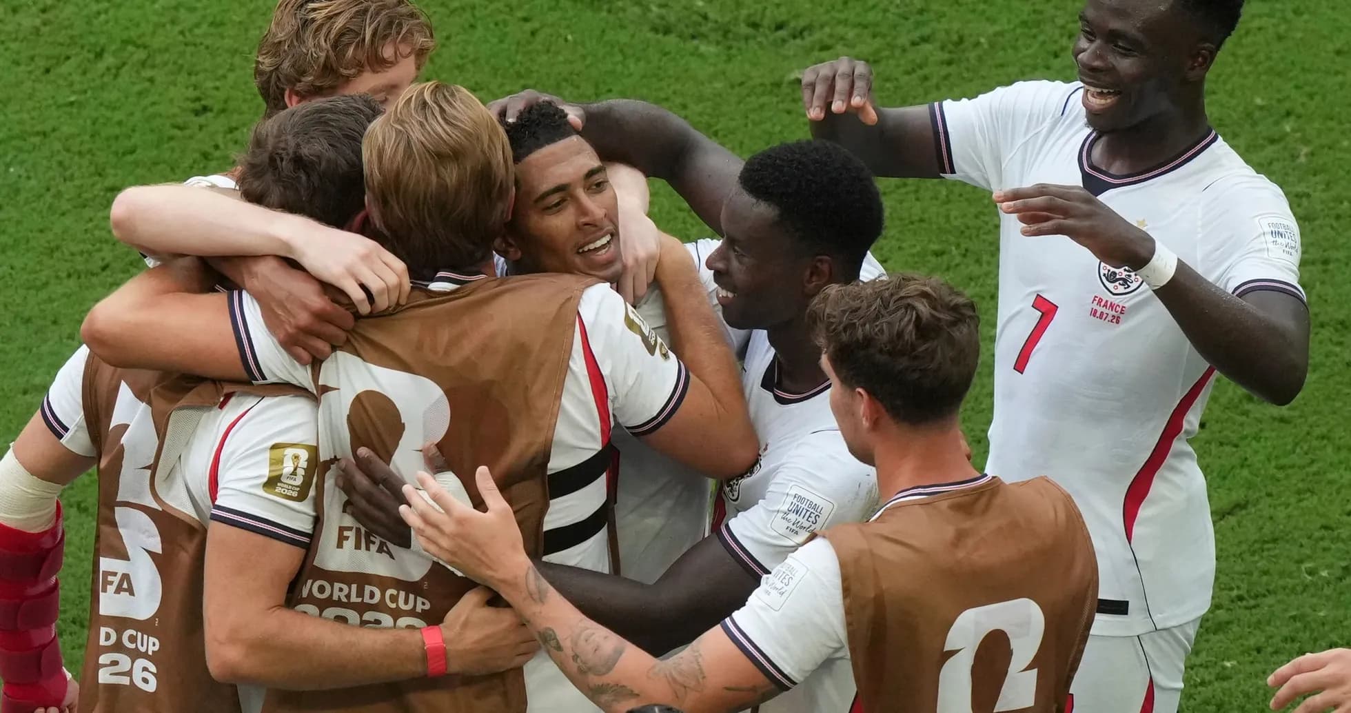 Jugadores de Inglaterra celebrando un gol