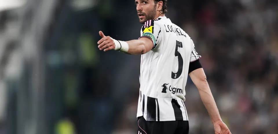 Jugador de Juventus señalando durante el partido