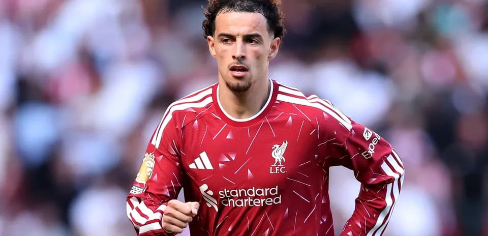 Jugador de Liverpool en acción durante el partido