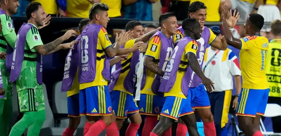 Jugadores de Colombia celebrando durante el partido