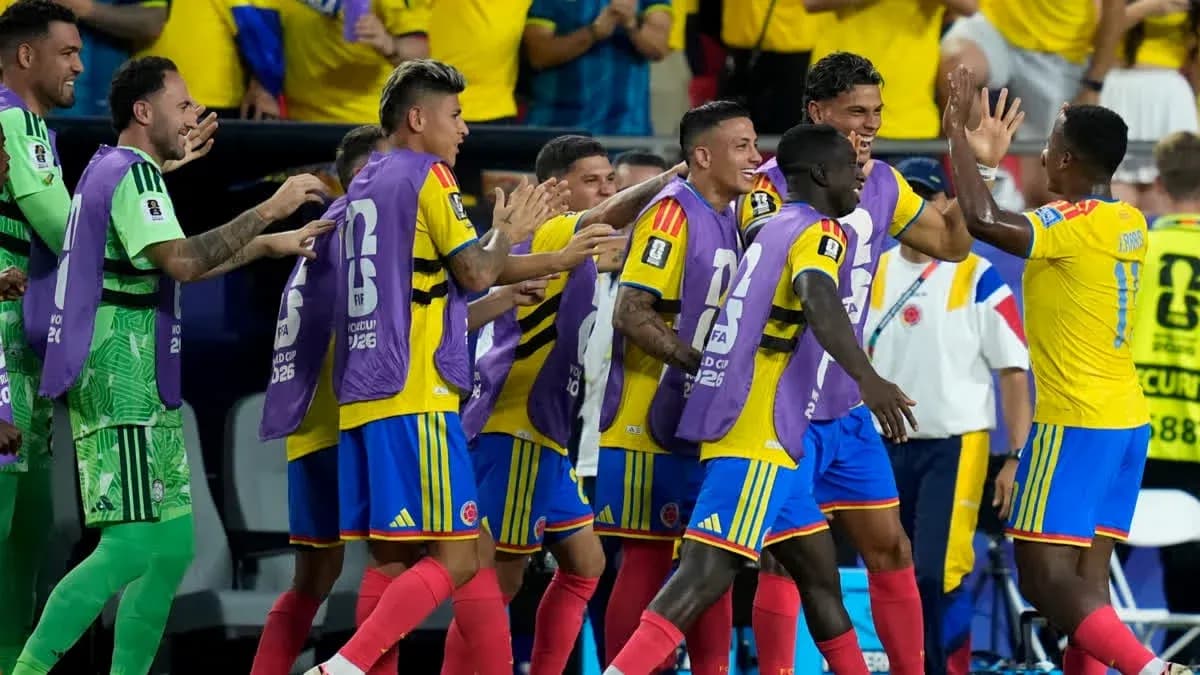 Jugadores de Colombia celebrando durante el partido