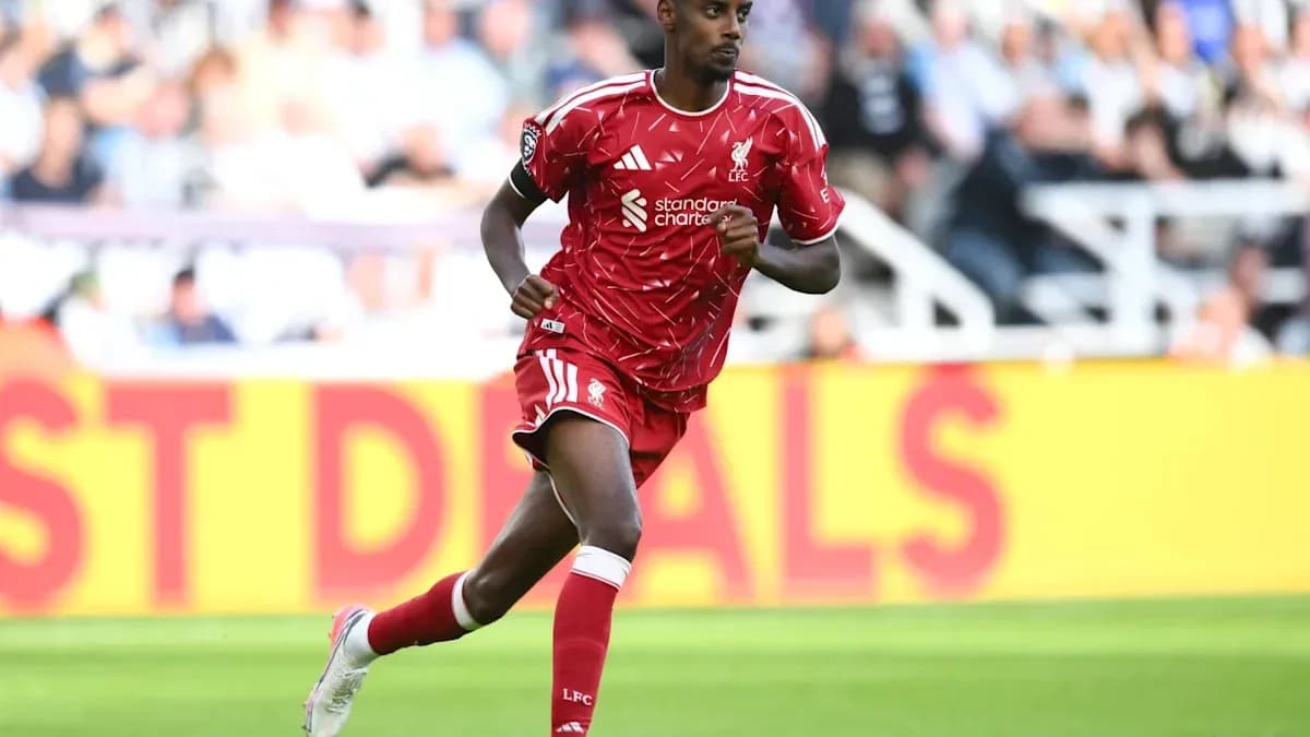Jugador de Liverpool corriendo en el campo de juego