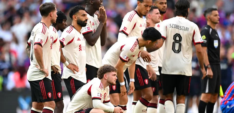 Jugadores de Liverpool en posición de espera durante partido
