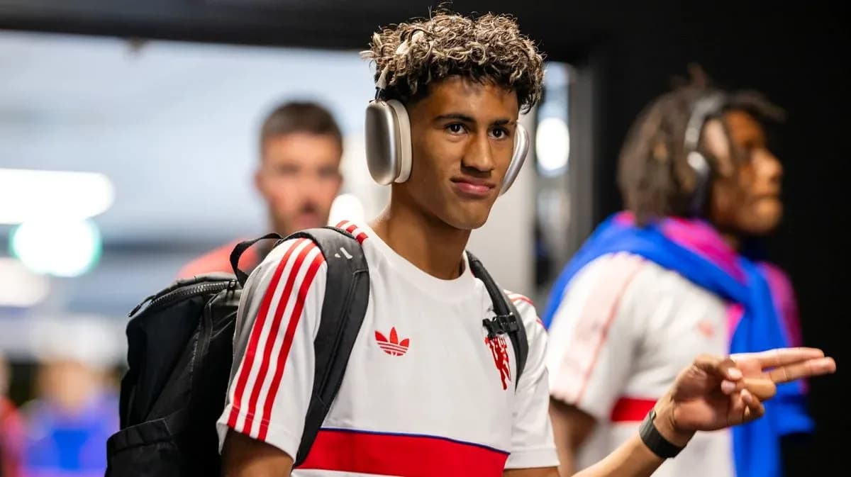 Jugador entrando con auriculares en vestuario