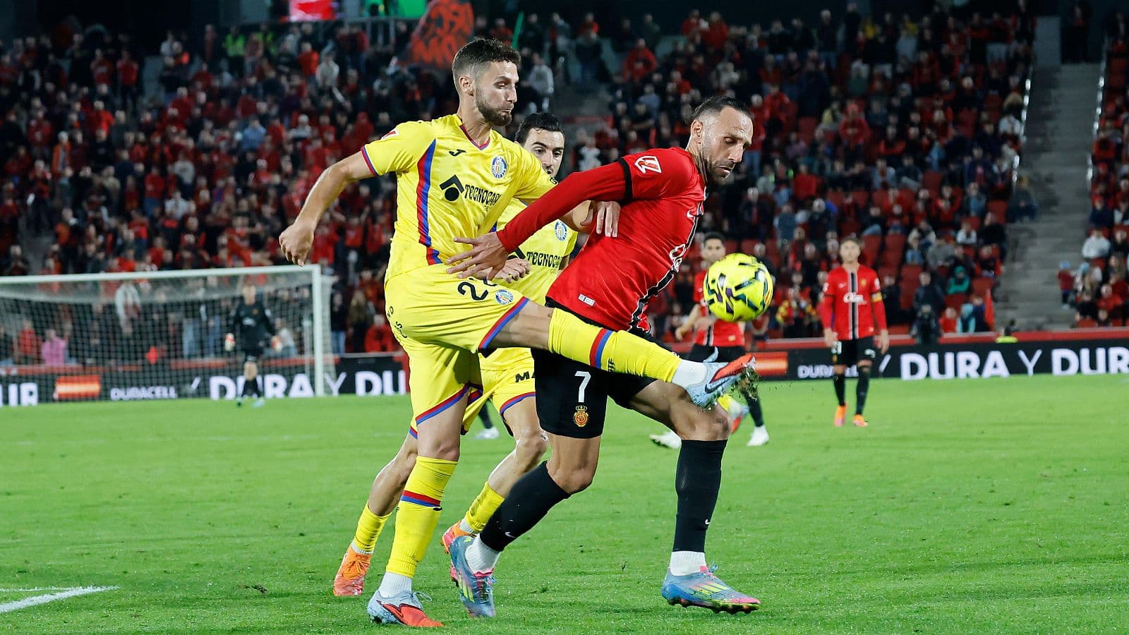 Jugadores de Getafe y Mallorca en acción