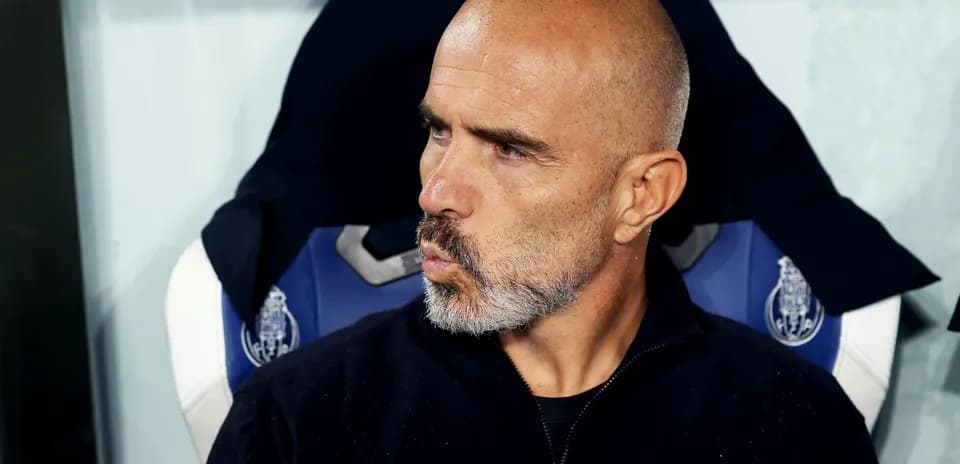 Entrenador en el banquillo durante el partido