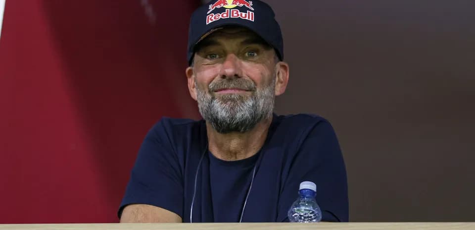 Hombre con gorra de Red Bull en un palco