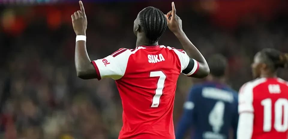 Jugador de Arsenal levantando los brazos en celebración