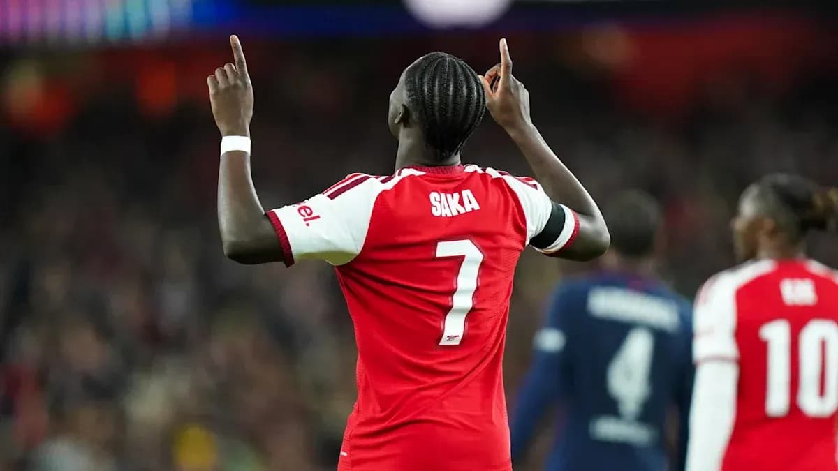 Jugador de Arsenal levantando los brazos en celebración
