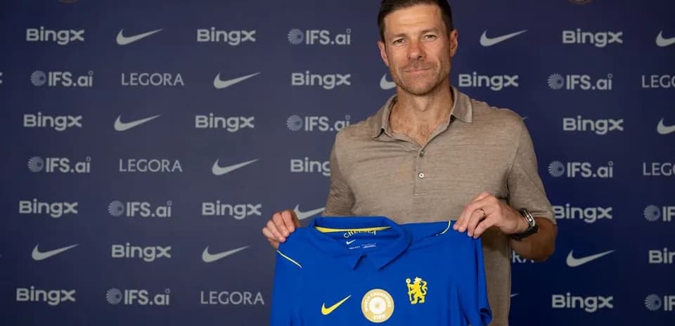Nuevo entrenador presentando camiseta del Chelsea