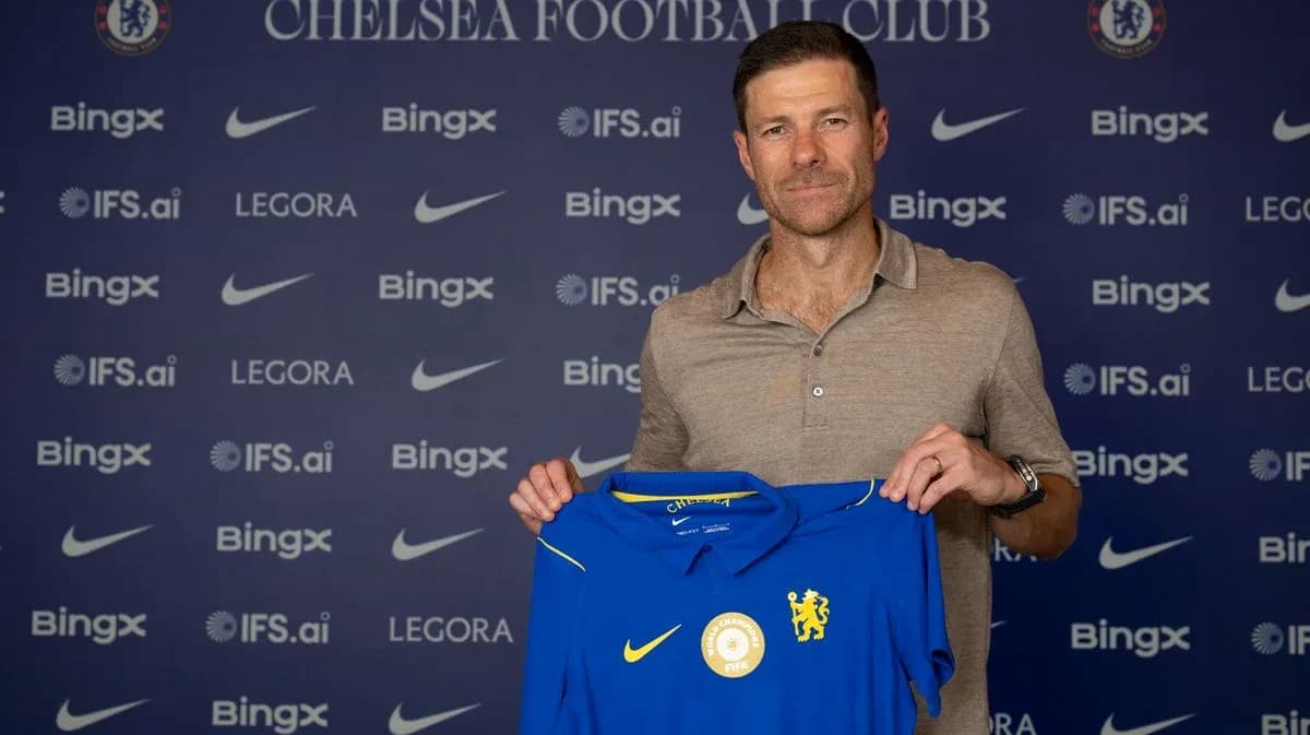 Nuevo entrenador presentando camiseta del Chelsea