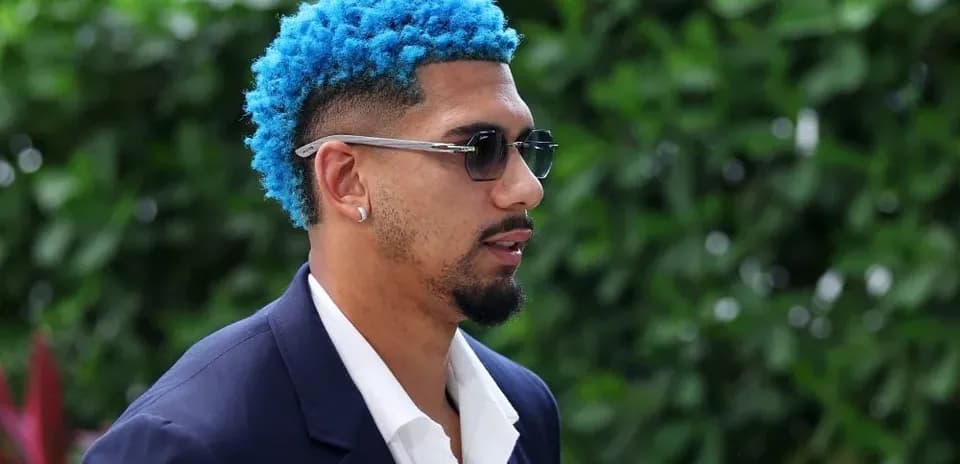 Hombre con cabello azul y gafas de sol