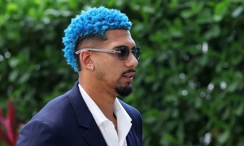 Hombre con cabello azul y gafas de sol