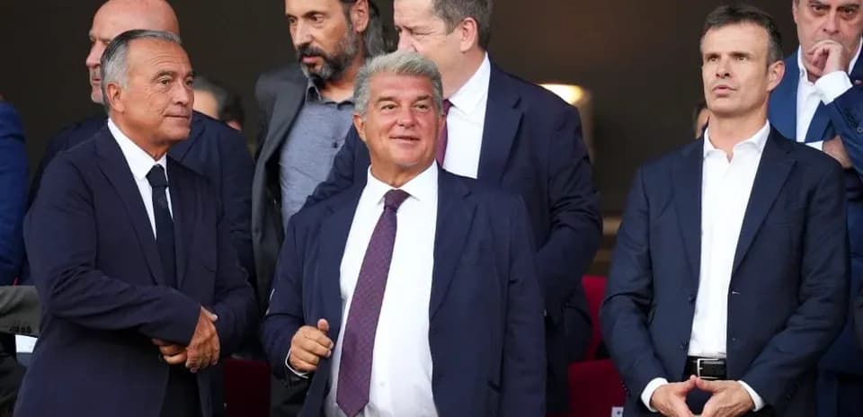 Directivos en palco durante un evento deportivo