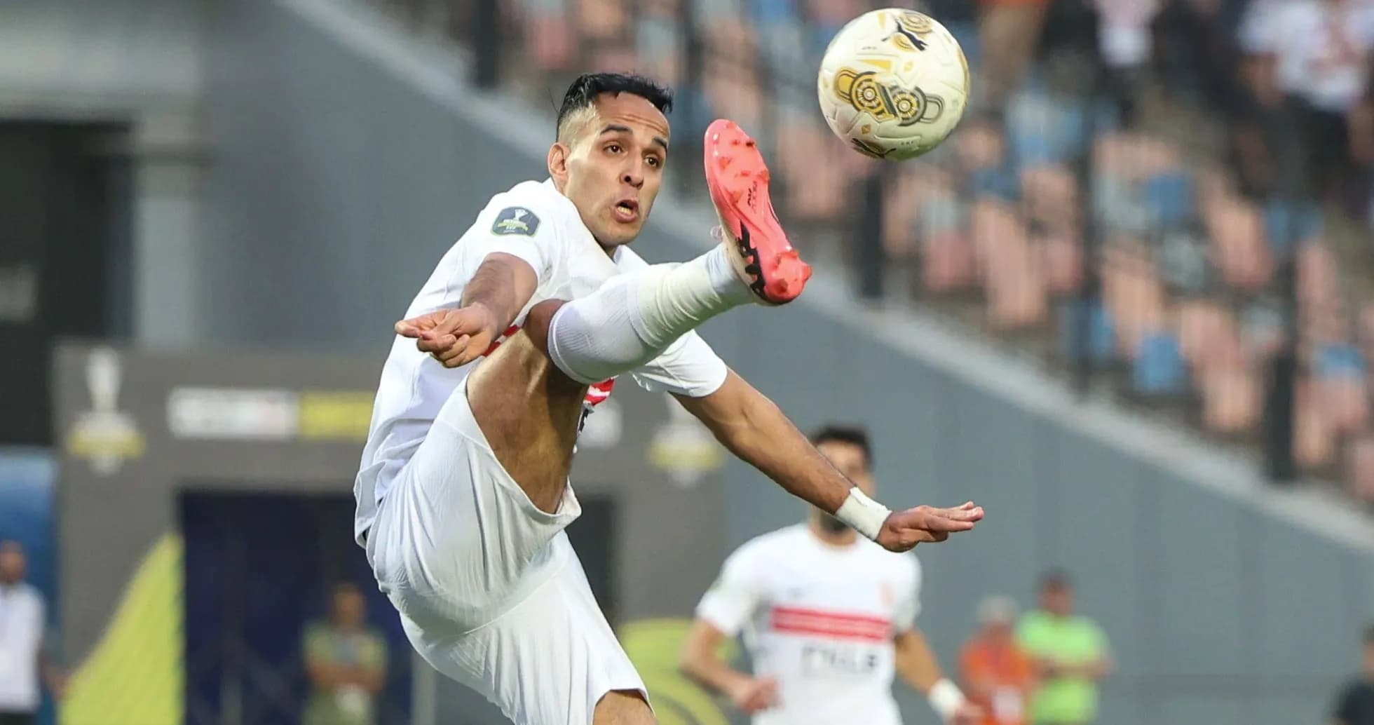 Jugador realizando un tiro acrobático en partido