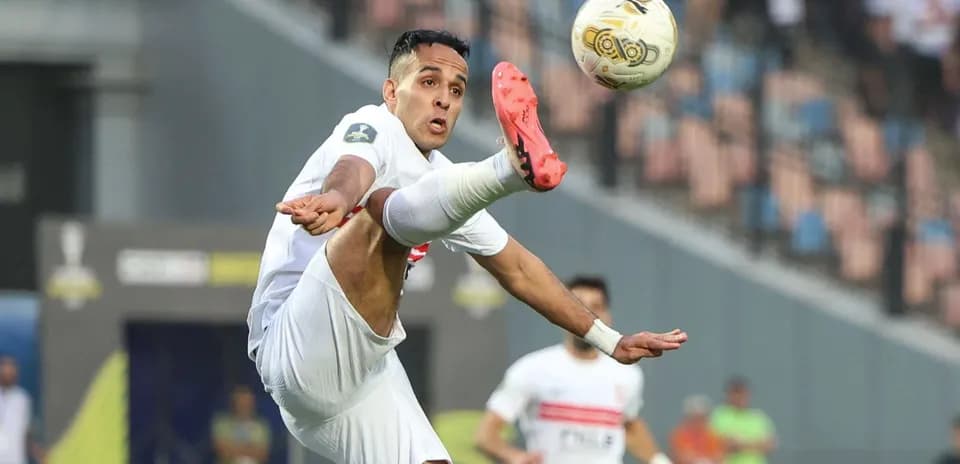 Jugador realizando un tiro acrobático en partido