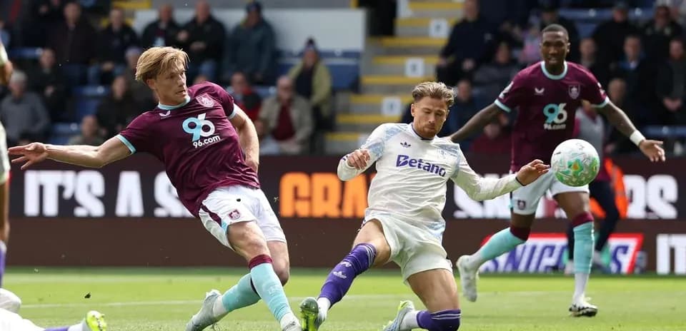 Jugador de Burnley intentando despejar el balón