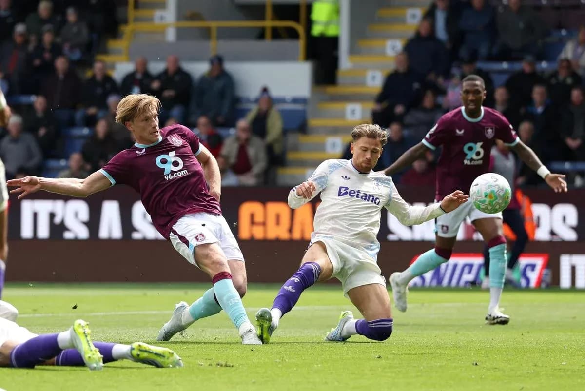 Jugador de Burnley intentando despejar el balón