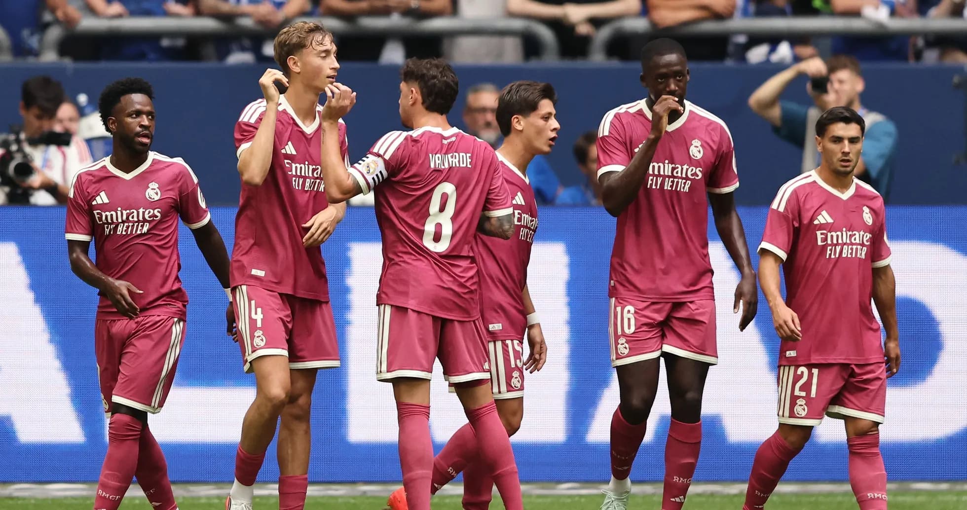 Jugadores del Real Madrid celebrando un gol juntos